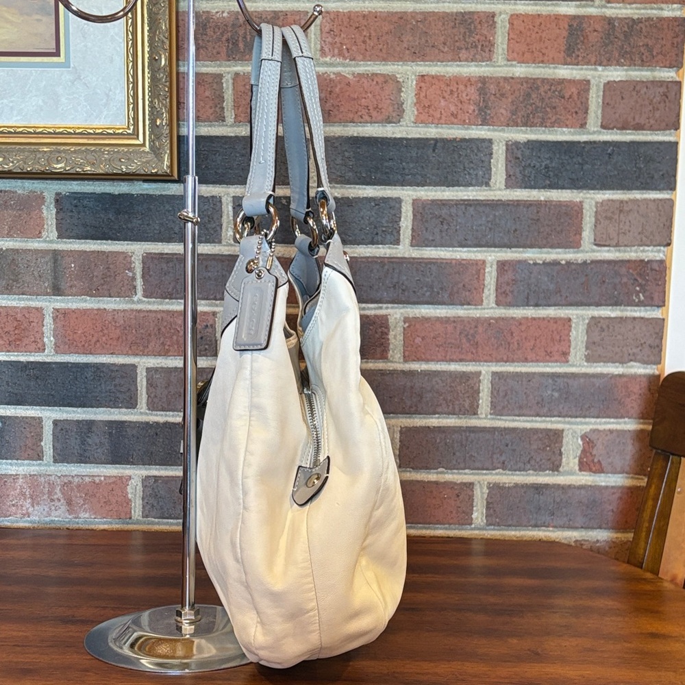 Coach Soho Lynn Hobo “F17092” cream and grey with buckle front - Picture 6 of 17